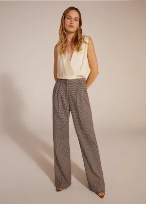 THE SLEEVELESS DATE BLOUSE