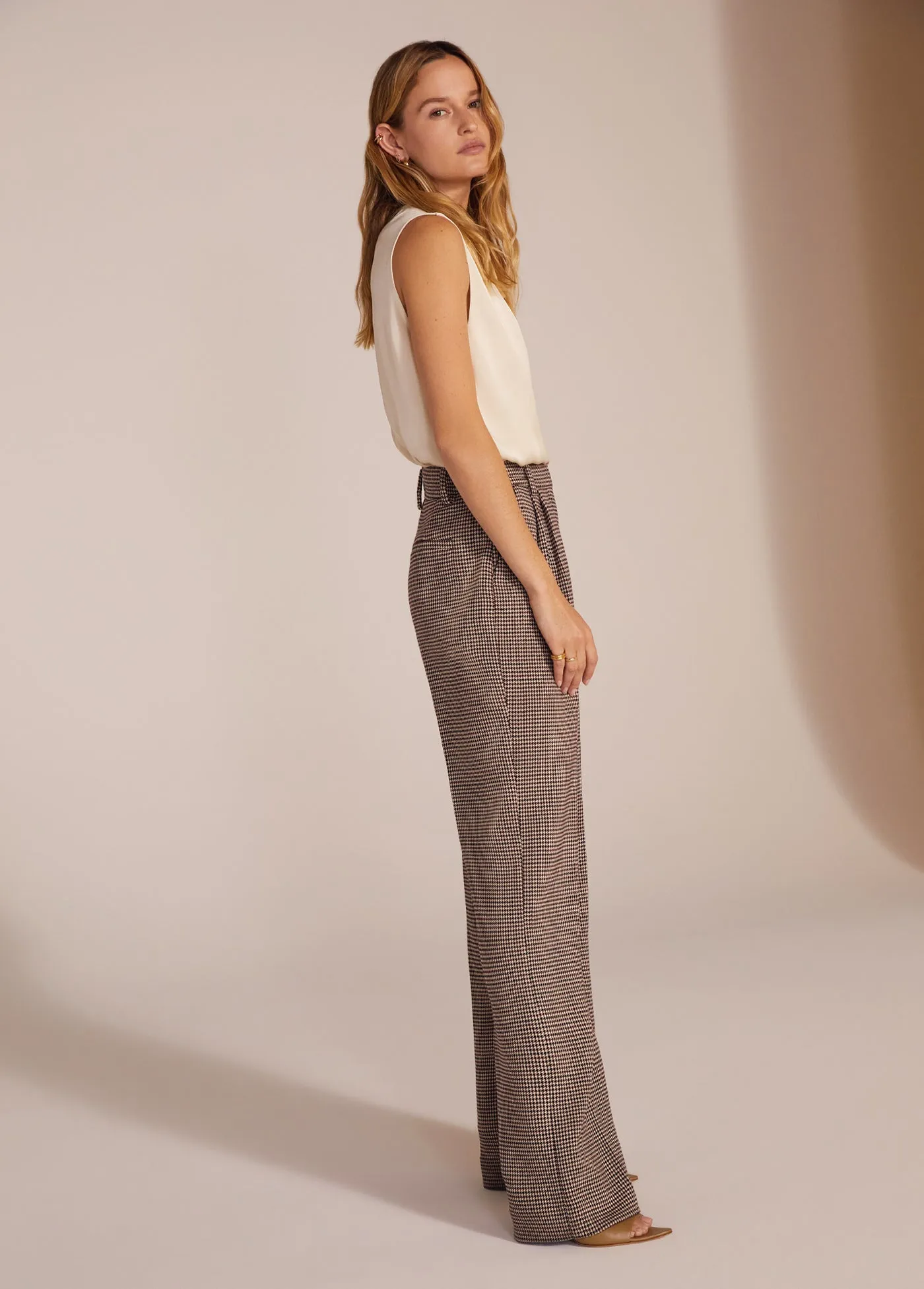 THE SLEEVELESS DATE BLOUSE